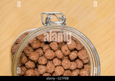 Aromatisierte Schokolade Müsli Kugeln im Weckglas Stockfoto
