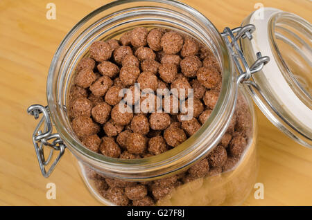 Aromatisierte Schokolade Müsli Kugeln im Weckglas Stockfoto