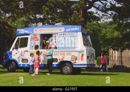 Vintage Eiswagen warten auf Kunden in Jahrmarkt Stockfoto