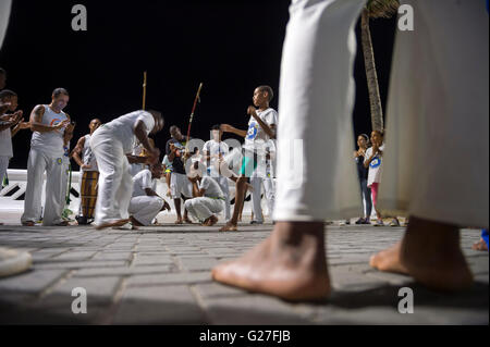 SALVADOR, Brasilien - 20. Februar 2016: Brasilianische Capoeira-Gruppe mit jungen Auszubildenden, sowohl männliche als auch weibliche, in Barra. Stockfoto