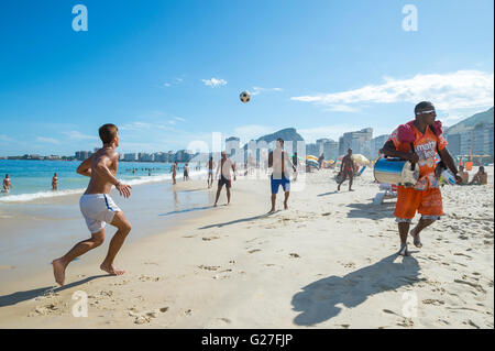 RIO DE JANEIRO - 27. Februar 2016: Junge Brasilianer spielen Sie eine Partie Altinho Beach-Fußball am Strand von Copacabana Strand. Stockfoto