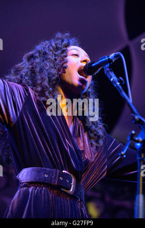 Corinne Bailey Rae erklingt in Cheltenham Jazz Festival, England, 2016 Stockfoto