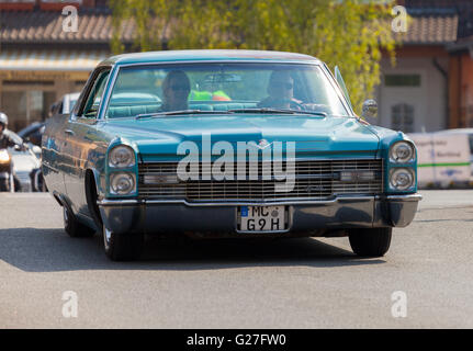 ALTENTREPTOW / Deutschland - 1. Mai 2016: Cadillac Coupé de Ville fährt auf Straße bei einer Oldtimer-Ausstellung in Altentreptow / Deutschland Stockfoto