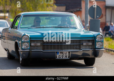 ALTENTREPTOW / Deutschland - 1. Mai 2016: Cadillac Coupé de Ville fährt auf Straße bei einer Oldtimer-Ausstellung in Altentreptow / Deutschland Stockfoto