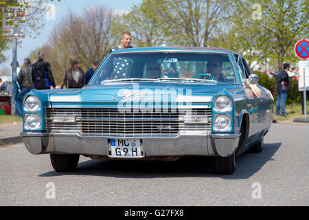 ALTENTREPTOW / Deutschland - 1. Mai 2016: Cadillac Coupé de Ville fährt auf Straße bei einer Oldtimer-Ausstellung in Altentreptow / Deutschland Stockfoto