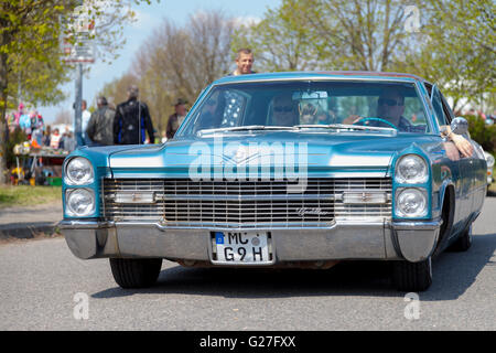 ALTENTREPTOW / Deutschland - 1. Mai 2016: Cadillac Coupé de Ville fährt auf Straße bei einer Oldtimer-Ausstellung in Altentreptow / Deutschland Stockfoto