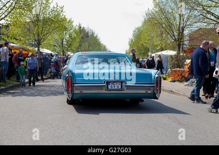 ALTENTREPTOW / Deutschland - 1. Mai 2016: Cadillac Coupé de Ville fährt auf Straße bei einer Oldtimer-Ausstellung in Altentreptow / Deutschland Stockfoto