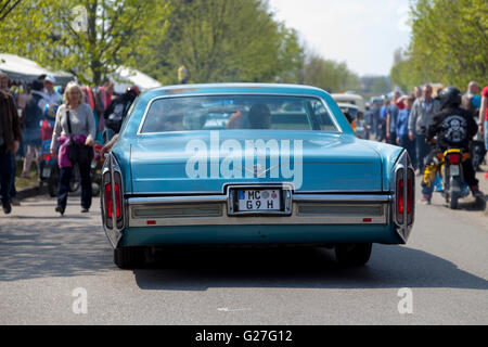 ALTENTREPTOW / Deutschland - 1. Mai 2016: Cadillac Coupé de Ville fährt auf Straße bei einer Oldtimer-Ausstellung in Altentreptow / Deutschland Stockfoto