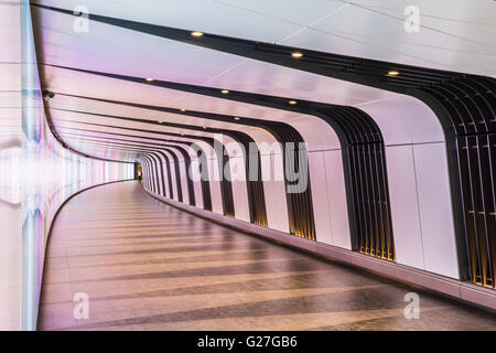 London, UK - 20. Mai 2017 - King Cross futuristisch aussehende Tunnel, der 90 Meter langen, gekrümmten Personentunnel verfügt über eine LED Stockfoto