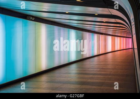 London, UK - 20. Mai 2017 - King Cross futuristisch aussehende Tunnel, der 90 Meter langen, gekrümmten Personentunnel verfügt über eine LED Stockfoto