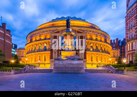 Beleuchtete Royal Albert Hall, London, England, UK in der Nacht Stockfoto