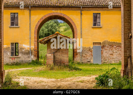 Alten verlassenen Bauernhaus in Schutt und Asche Stockfoto