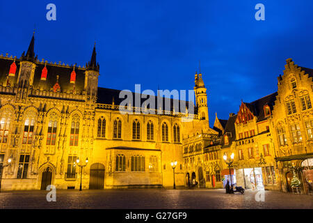 Rathaus und die Basilika des Heiligen Blutes in Burgplatz in Brügge in Belgien Stockfoto