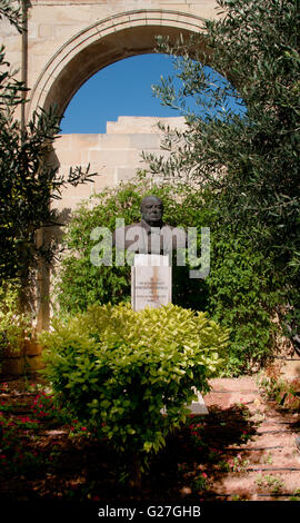 Büste von Churchill in der Upper Barrakka Gardens, Valletta, Malta präsentiert, Churchill und kehrte nach Malta durch seinen Antrag zurück. Stockfoto