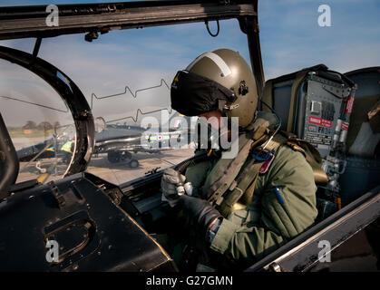 Betrieben von der Royal Navy Pilot Vorbereitung auf einem Übungsflug Hawk Jet trainer Stockfoto