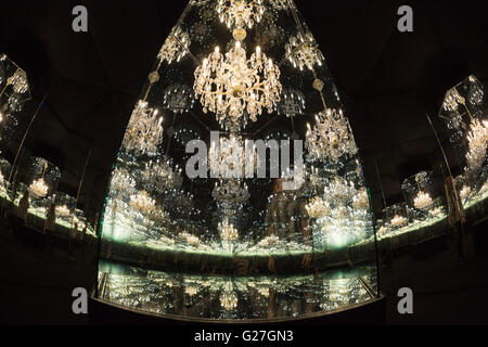 London, UK. 24. Mai 2016. Kronleuchter aus Trauer, 2016. Eine neue Ausstellung von japanische Künstlerin Yayoi Kusama öffnet an allen drei Standorten der Victoria Miro Gallery in London und läuft vom 25 Mai bis 30. Juli 2016. Stockfoto