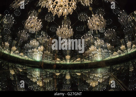 London, UK. 24. Mai 2016. Kronleuchter aus Trauer, 2016. Eine neue Ausstellung von japanische Künstlerin Yayoi Kusama öffnet an allen drei Standorten der Victoria Miro Gallery in London und läuft vom 25 Mai bis 30. Juli 2016. Stockfoto