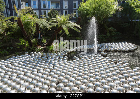 London, UK. 24. Mai 2016. Narcissus Garden, 1966. Eine neue Ausstellung von japanische Künstlerin Yayoi Kusama öffnet an allen drei Standorten der Victoria Miro Gallery in London und läuft vom 25 Mai bis 30. Juli 2016. Stockfoto