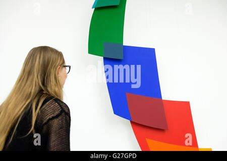 London, UK. 23. Mai 2016. Ausstellung 6 von 5 von ungarischen Künstlerin Dora Maurer öffnet in der White Cube Gallery in Mason es Yard. Die Ausstellung, organisiert von Katharine Kostyal läuft vom 24. Mai bis 9. Juli 2016. Stockfoto