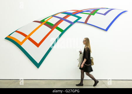 London, UK. 23. Mai 2016. Ausstellung 6 von 5 von ungarischen Künstlerin Dora Maurer öffnet in der White Cube Gallery in Mason es Yard. Die Ausstellung, organisiert von Katharine Kostyal läuft vom 24. Mai bis 9. Juli 2016. Stockfoto