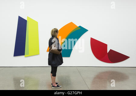 London, UK. 23. Mai 2016. Ausstellung 6 von 5 von ungarischen Künstlerin Dora Maurer öffnet in der White Cube Gallery in Mason es Yard. Die Ausstellung, organisiert von Katharine Kostyal läuft vom 24. Mai bis 9. Juli 2016. Stockfoto