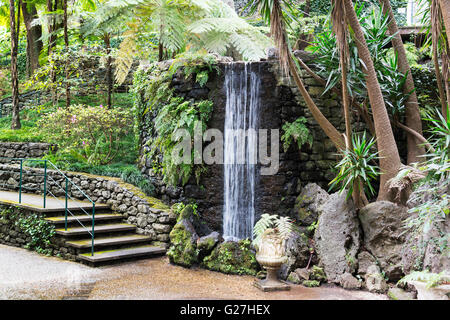 Wasserfall in Tropico Garten Monte Palace. Funchal, Madeira, Portugal. Stockfoto