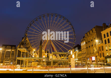 Die Grand Place mit Spalte der Göttin in Lille in Frankreich während der Weihnachtszeit Stockfoto