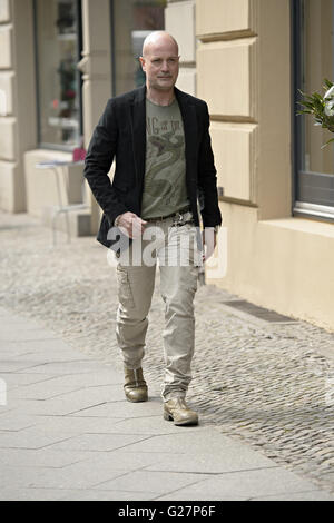 Christian Berkel heraus und ungefähr in der Mitte tragen grüne Superfly Hemd.  Mitwirkende: Christian Berkel Where: Berlin, Deutschland bei: 8. April 2016 Stockfoto