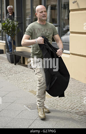 Christian Berkel heraus und ungefähr in der Mitte tragen grüne Superfly Hemd.  Mitwirkende: Christian Berkel Where: Berlin, Deutschland bei: 8. April 2016 Stockfoto