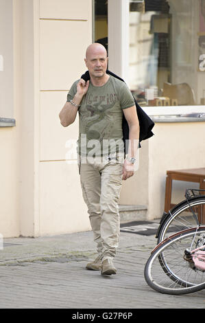 Christian Berkel heraus und ungefähr in der Mitte tragen grüne Superfly Hemd.  Mitwirkende: Christian Berkel Where: Berlin, Deutschland bei: 8. April 2016 Stockfoto