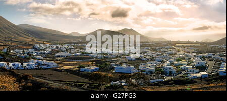 Ansicht von Uga, umgeben von vulkanischen Kegeln, La Geria, Lanzarote, Kanarische Inseln, Spanien Stockfoto