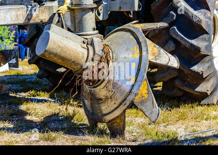 Emmaboda, Schweden - 13. Mai 2016: Wald und Traktor (Skog Och Traktor) fair. Wald-Mounder mit Traktor-Rad im Hintergrund. Stockfoto