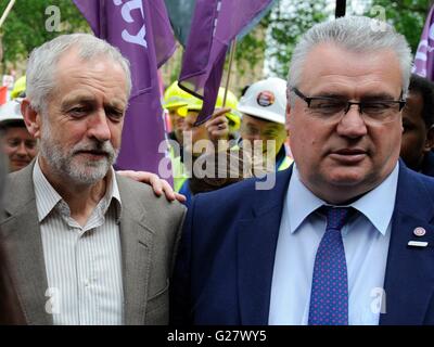 Jeremy Corbyn (links) und Roy Rickhuss Generalsekretär der Europäischen Gemeinschaft, die rund die Hälfte aller Tata Stahl Arbeitnehmer vertritt, Hunderte von Steelworkers begleite sie inszenieren einen Marsch im Zentrum von London, um die Krise in ihrer Branche zu markieren, wie eine Vorauswahl der Bieter für die UK-Vermögenswerte von Tata erarbeitet wurde. Stockfoto