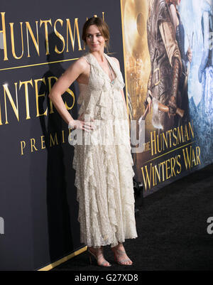 Prominente besuchen The Huntsman: Winter Krieg Premiere im Regency Village Theater in Westwood.  Mitwirkende: Emily Blunt wo: Los Angeles, California, Vereinigte Staaten von Amerika bei: 12. April 2016 Stockfoto