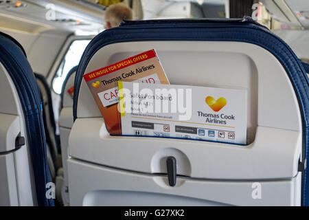 Sicherheitshinweise auf der Rückseite einen Platz auf einer Thomas Cook Airlines Airbus A321 Stockfoto