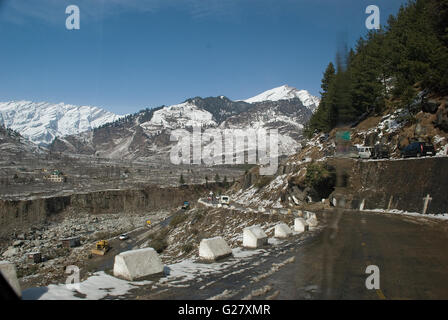 Schöne Himalaya-Straße von Manali nach Leh, in Richtung Rohtang Pass, Manali, Himachal Pradesh, Indien Stockfoto