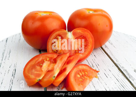 Tomaten. Ganze und eine halbe, isoliert auf weiss Stockfoto