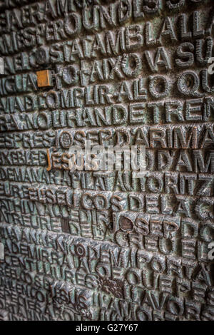 Schnitzereien von der Tür in der Sagrada Familia, Barcelona Stockfoto