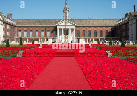 2016 RHS Chelsea Flower Show, Tausende von Mohnblumen beigetragen von Entscheidungsträgern auf der ganzen Welt machen sich diese Anzeige häkeln Stockfoto