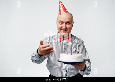 Senior woman mit Kuchen Stockfoto