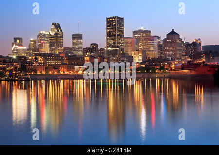 Skyline von Montreal in der Dämmerung und St. Lawrence River, Quebec, Kanada Stockfoto