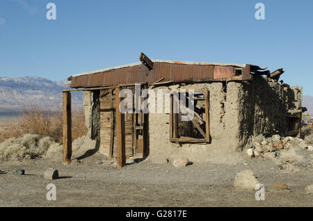 Reste einer alten Schlamm Kabine dient als ein Wohnhaus durch ein Minenarbeiter in Ballarat Death Valley Nationalpark CA USA Stockfoto