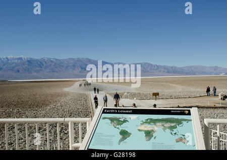 Besucher im Death Valley National Park bei Badwater der tiefste Punkt der USA Stockfoto