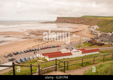 Eine Klippe Draufsicht auf den Strand und Huntcliff bei Saltburn am Meer, England Stockfoto