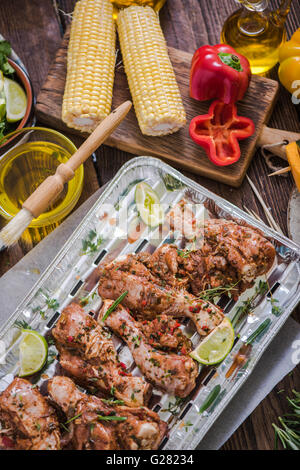 vorbereitete Hähnchen Drumsticks oder Beine für Grill auf Tablett Stockfoto