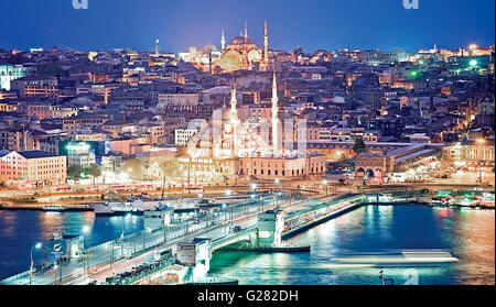 Skyline von Istanbul in der Dämmerung vom Galata-Turm Stockfoto