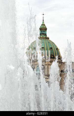 Kuppel der Kirche Marmor betrachtet durch den Brunnen in Kopenhagens Amalienborg Square Stockfoto