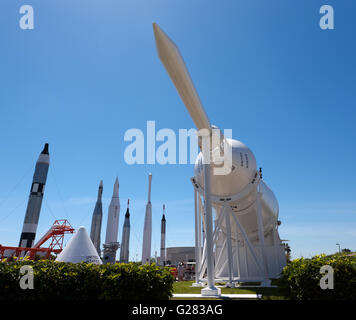 Weitwinkelaufnahme des Rocket Parks am Kennedy Space Center. Die Rakete in der Mitte ist die Nase von der Saturn 1 b Stockfoto