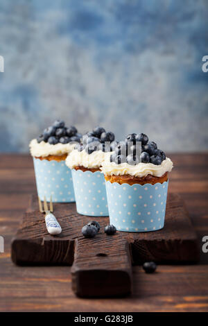 Kürbis-Muffins mit Frischkäse, Heidelbeeren Stockfoto