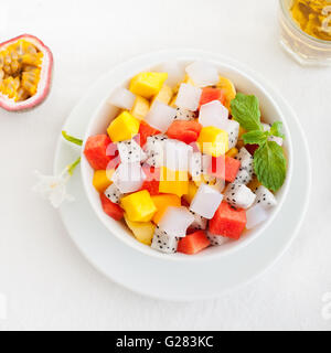 Schüssel mit frischen exotischen Früchten Salat gesundes Frühstück Stockfoto